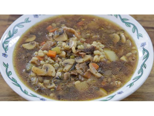 Sopa de cevada com cogumelos
