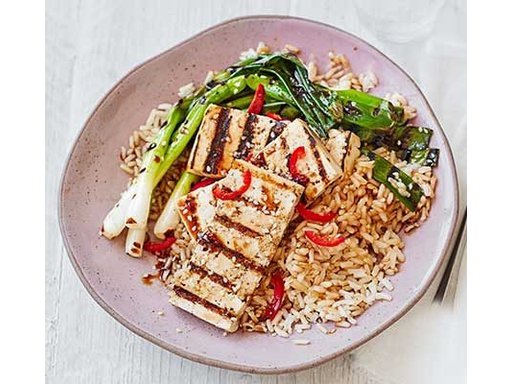 Gegrillter Tofu mit Frühlingszwiebeln und Teriyaki-Sauce