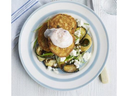 Kichererbsenpuffer mit Zucchini-Salat