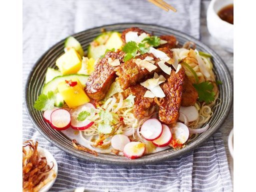 Nudelsalat mit glasiertem Tempeh, Mango und Limette