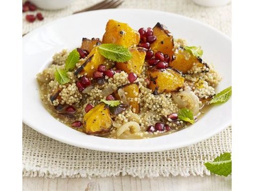 Guisado de quinoa com abóbora, ameixas secas e romã