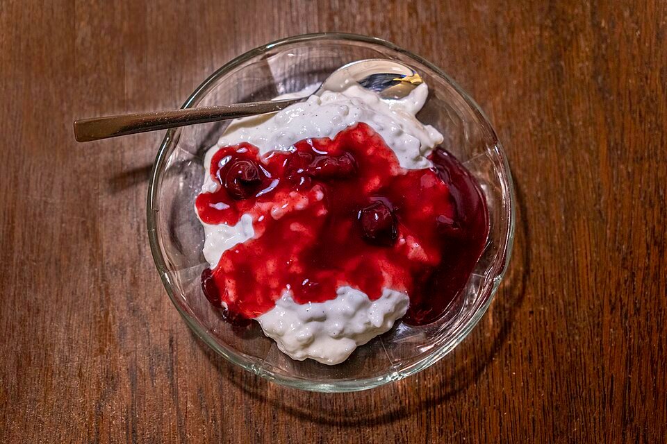 Risalamande — Reiscreme mit Kirschsauce