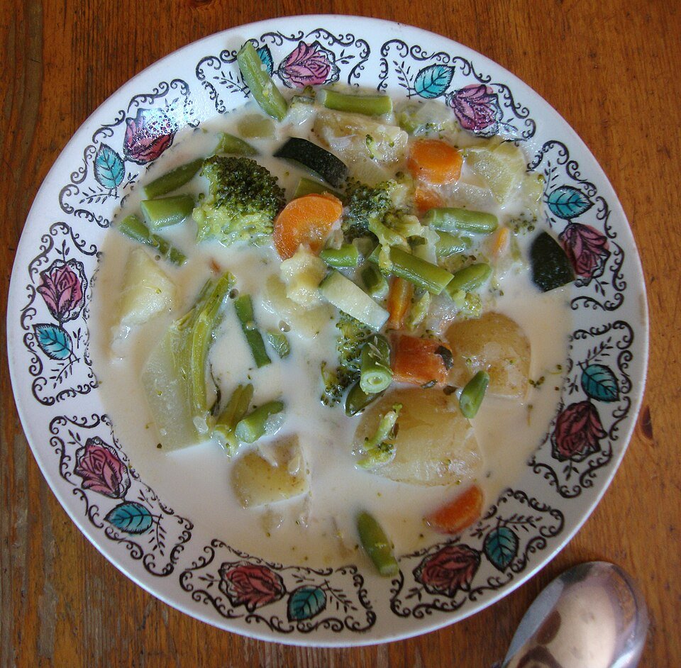 Kesäkeitto — finnische Sommergemüsesuppe