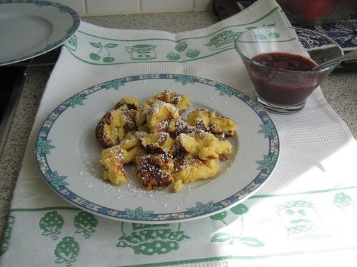 Kaiserschmarrn — panquecas austríacas em pedaços