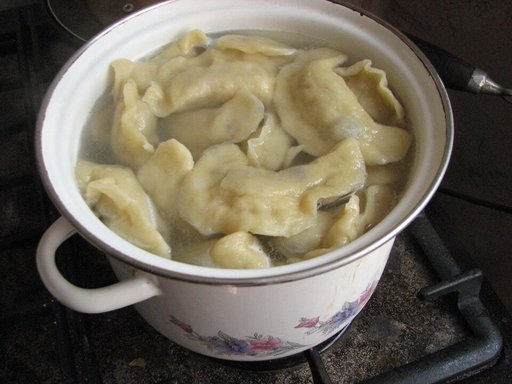 Warenyky mit Kirschen