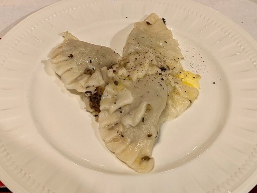 Pierogi mit Sauerkraut und Pilzen